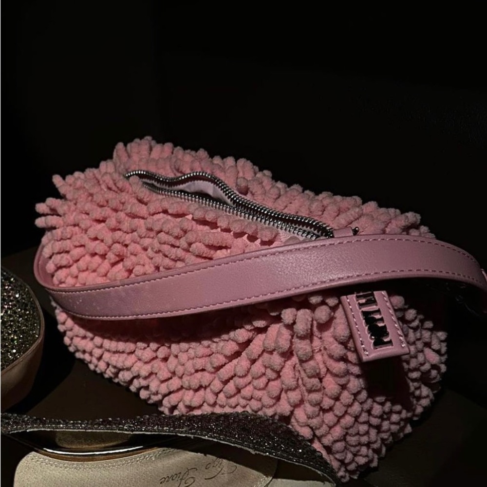 Super cute statement shoulder bag!